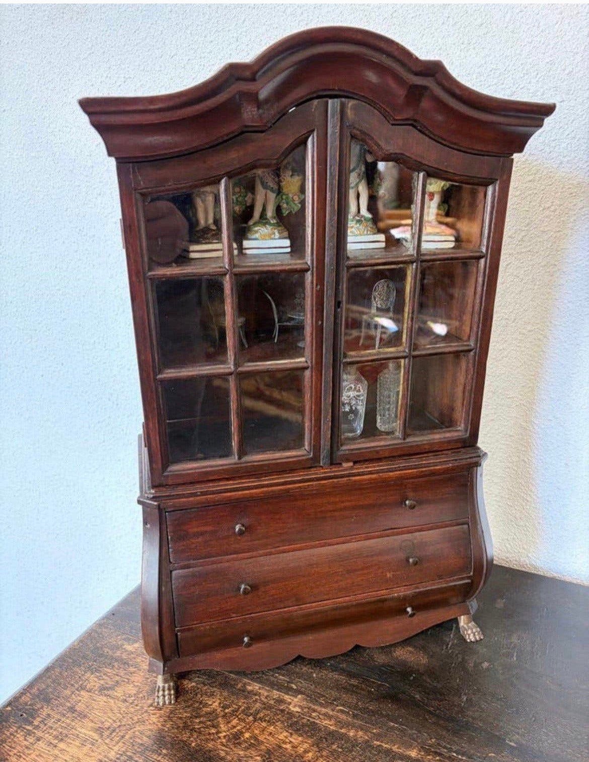 Antiek miniatuur kabinet, Ophalen