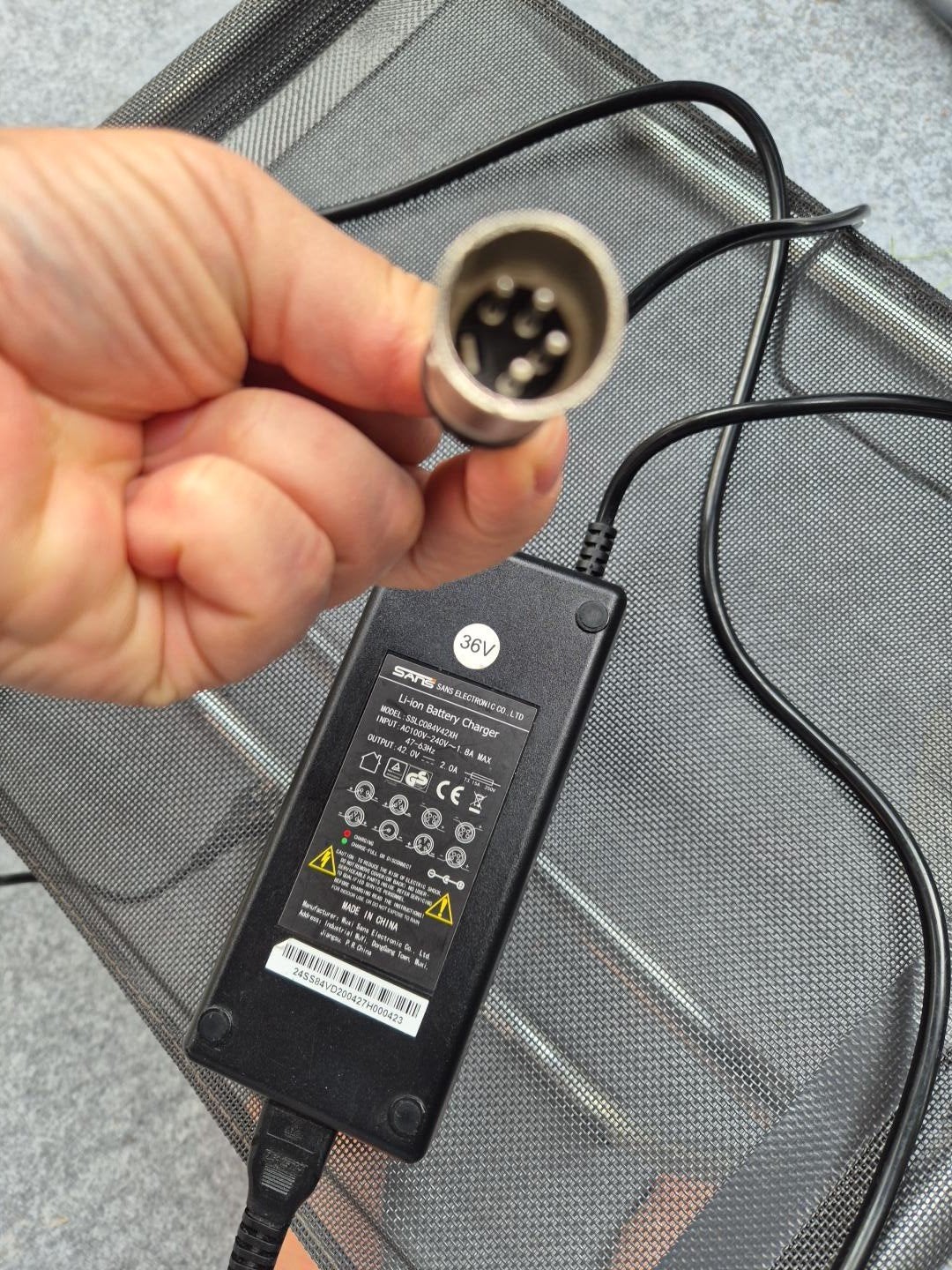 Originele SANS / QWIC acculader 36V – 42V 2A – 5-polig, Ophalen of Verzenden, Gebruikt