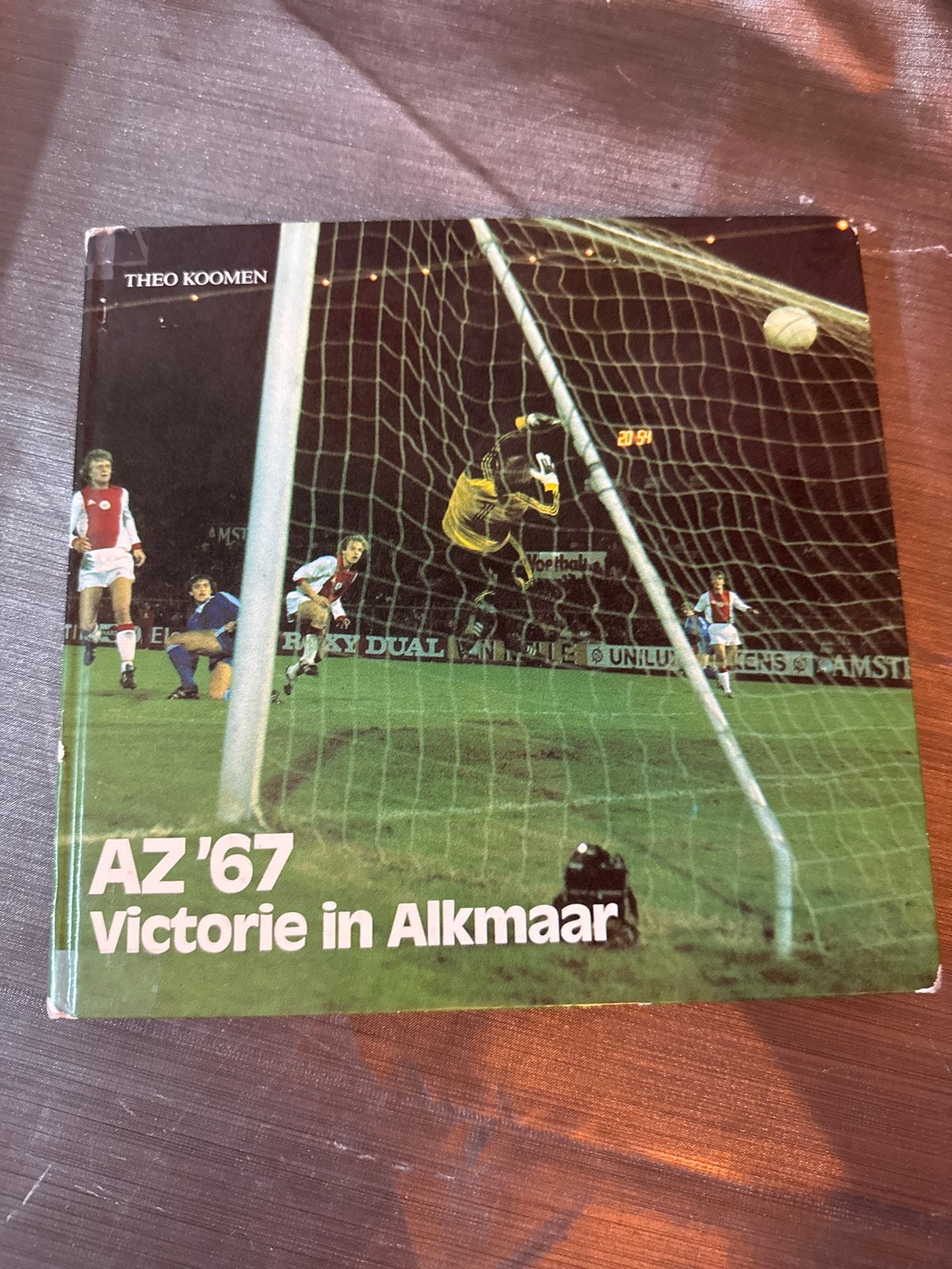 AZ '67 Victorie in Alkmaar - Voetbalboek Theo Koomen, Ophalen of Verzenden, Gelezen, Balsport