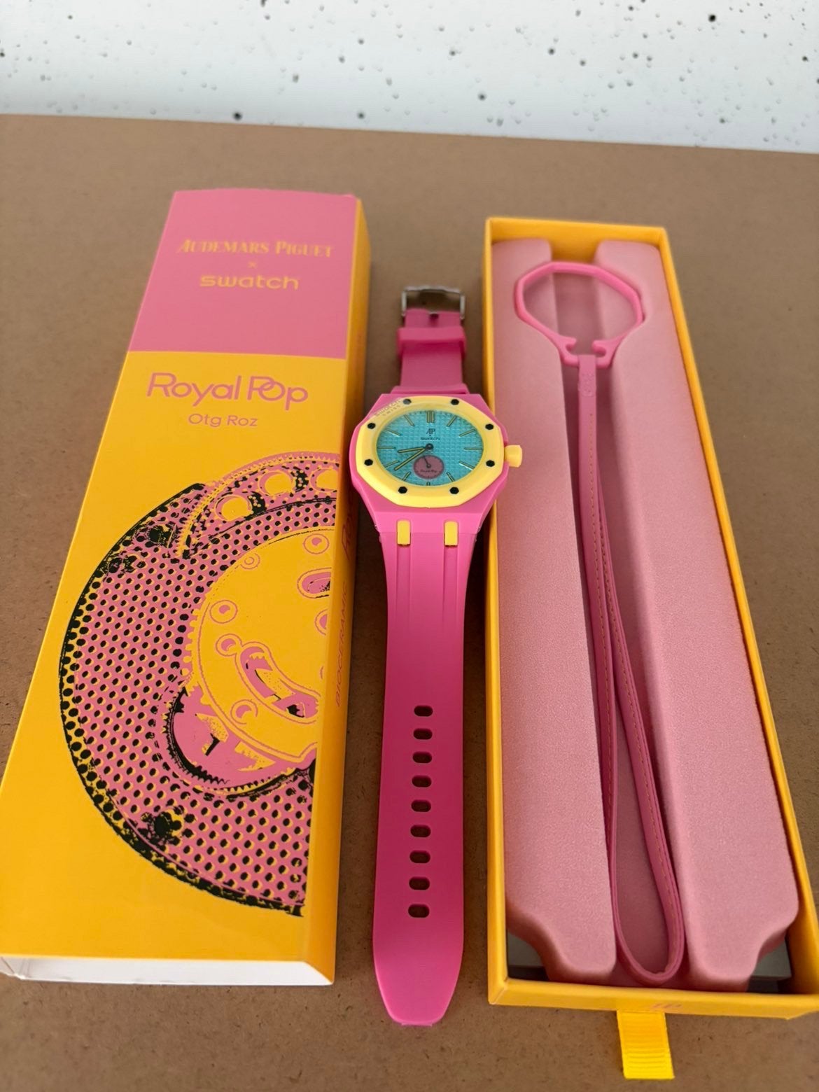 Ap x Swatch Royal Pop Otg Roz | Roze | Nieuw in doos, Ophalen of Verzenden, Zo goed als nieuw, Roze