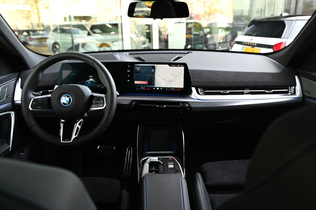 BMW iX2 eDrive20 M Sport / Panoramadak / Trekhaak / Sportsto, Auto's, BMW, 478 km, IX2, Met garantie (alle), 24 min