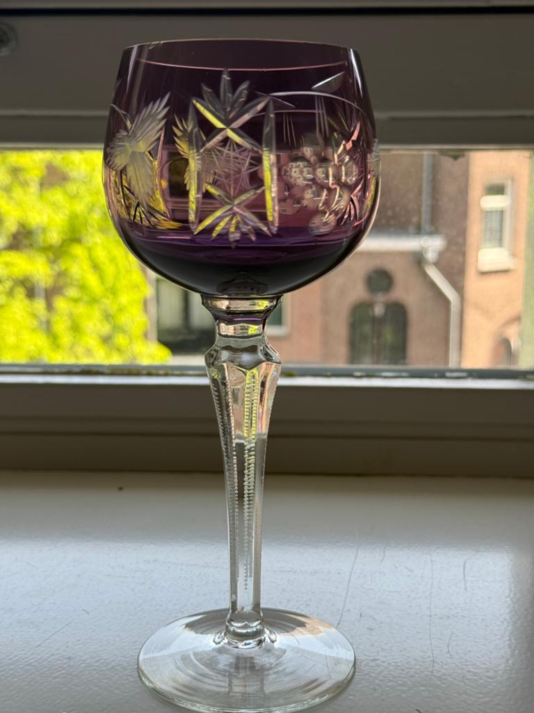 Amethist geslepen Boheems kristal wijnglas met bloemen en dr, Antiek en Kunst, Antiek | Glas en Kristal, Ophalen of Verzenden