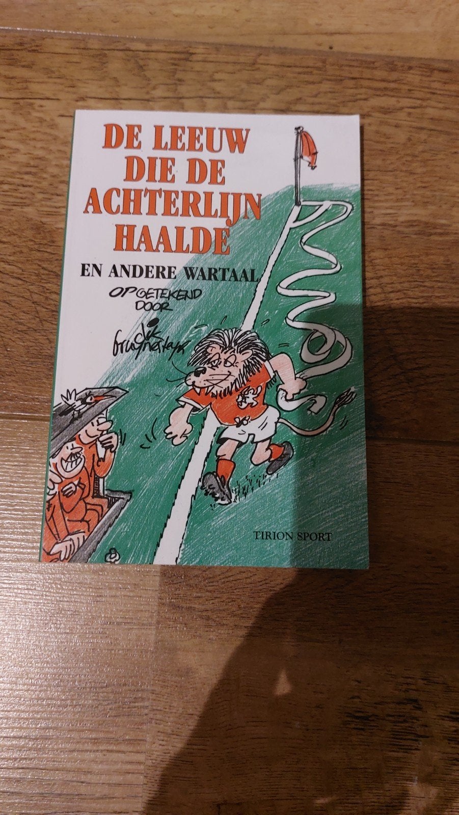 De Leeuw die de Achterlijn Haalde - Tirion Sport, Ophalen of Verzenden, Gelezen, Onbekend, Overige sporten