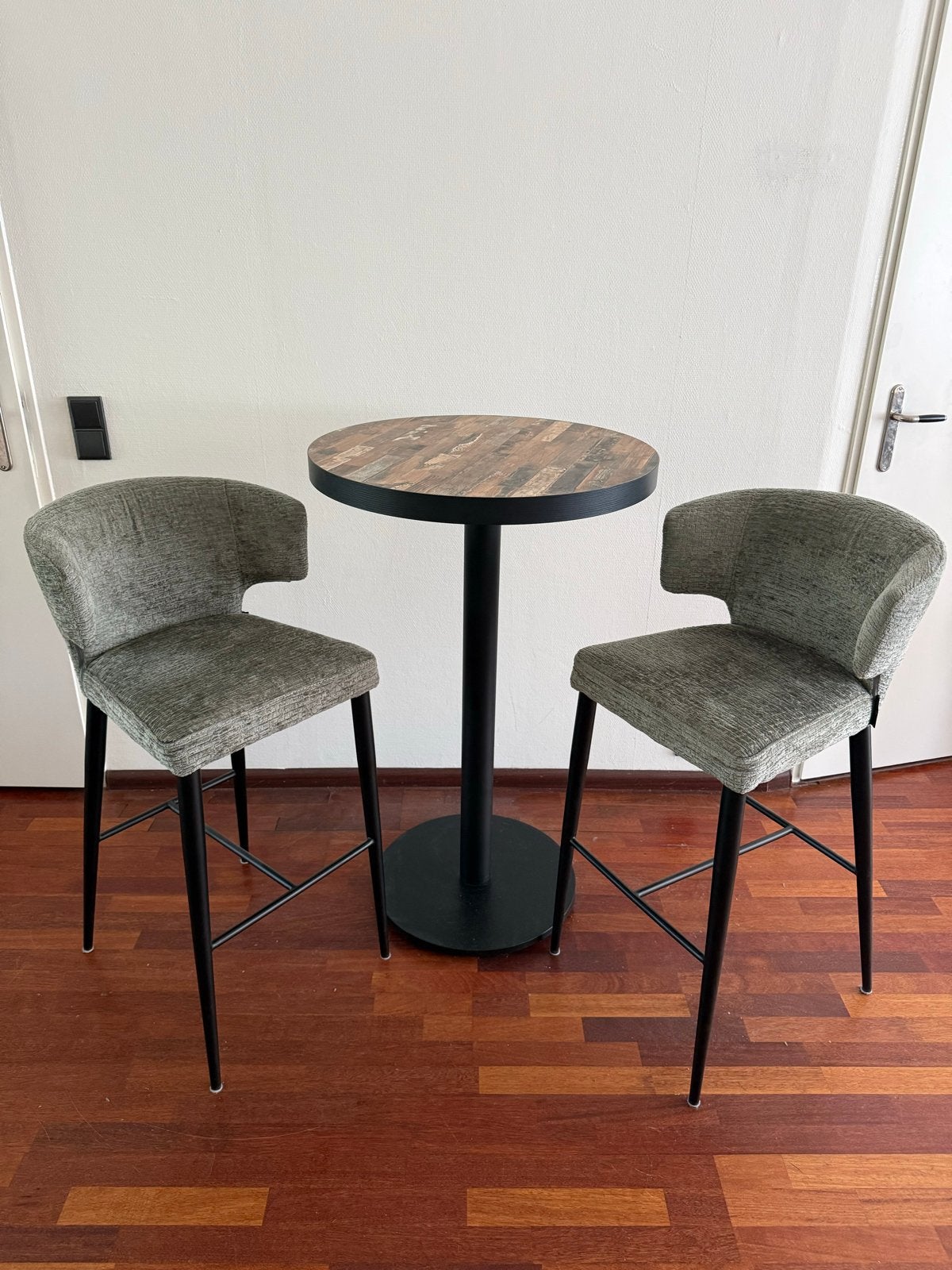 NIEUW 2 Richmond barkrukken - groen grijs SLECHTS €299, Huis en Inrichting, Ophalen, Met voetsteun, Zo goed als nieuw, 90 cm of meer