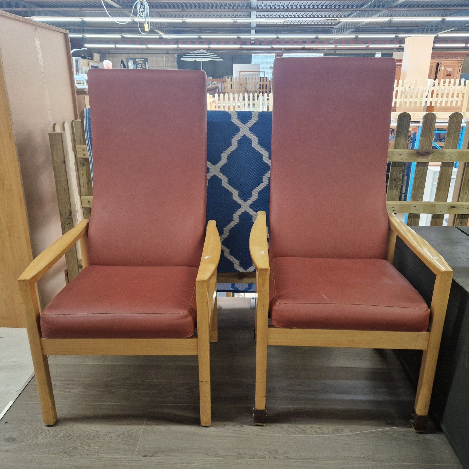2 Vintage Stoelen met Hoge Rugleuning - Rood/Hout, Ophalen, Gebruikt, ., .