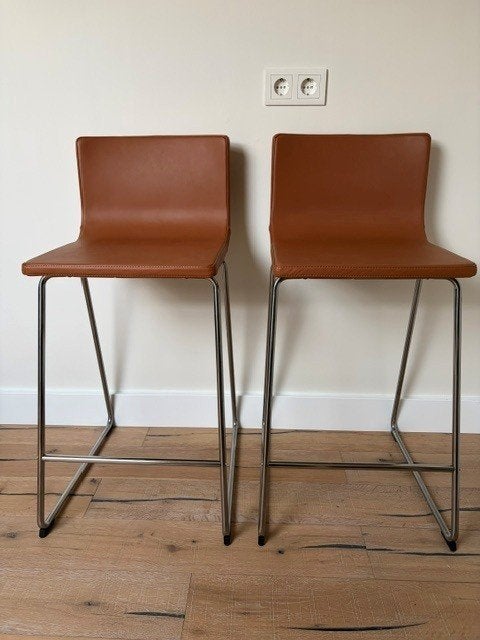 Set van 2x Ikea Bernhard Barkrukken (Cognac Leder), Huis en Inrichting, Barkrukken, Ophalen, Met voetsteun, 60 tot 90 cm, Zo goed als nieuw