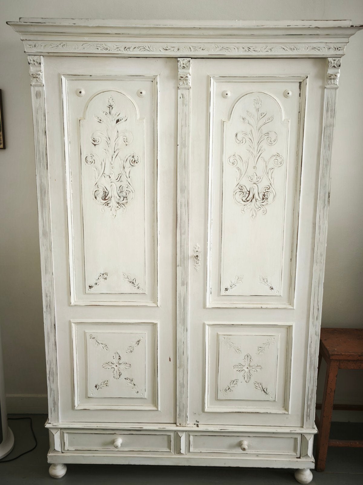Twee Brocante Kledingkasten Wit met Houtsnijwerk en Lade, Ophalen
