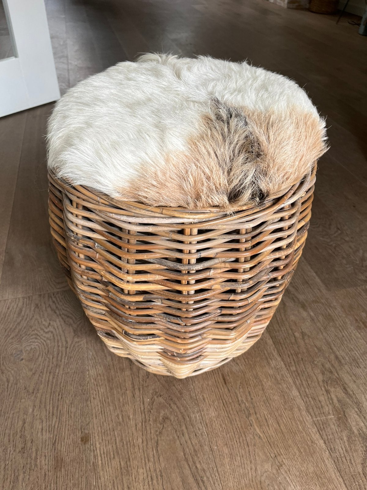 Rieten kruk/poef met geitenvel, Ophalen, Zo goed als nieuw
