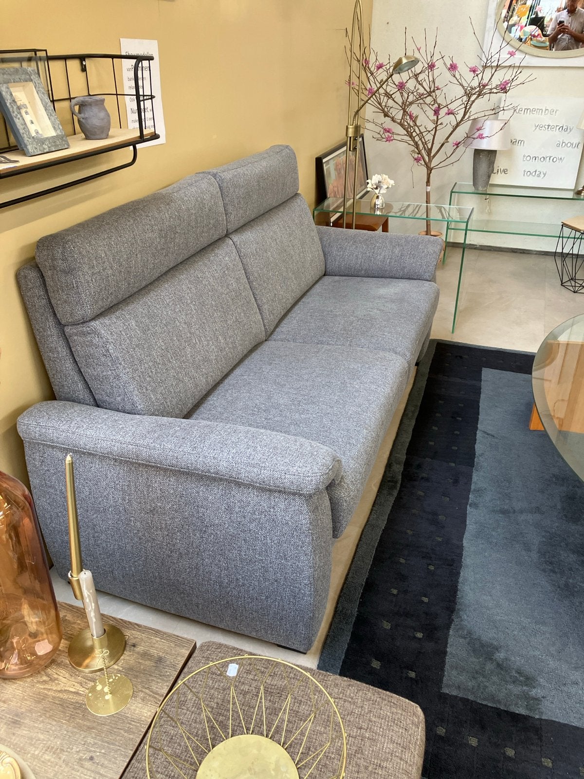 Comfortabele grijze tweezitsbank met verstelbare hoofdsteune, Huis en Inrichting, Ophalen, Tweepersoons, 75 tot 100 cm, Zo goed als nieuw