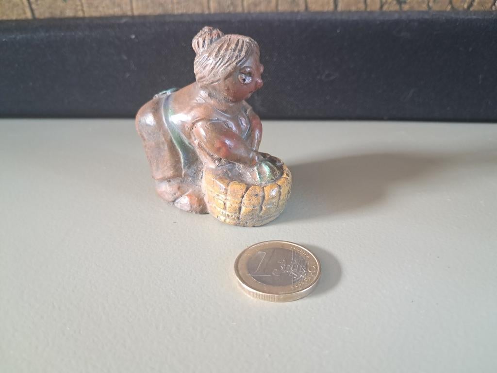Klein klei beeldje van Geert Kunen - Vrouw met mand, Verzamelen, Ophalen of Verzenden