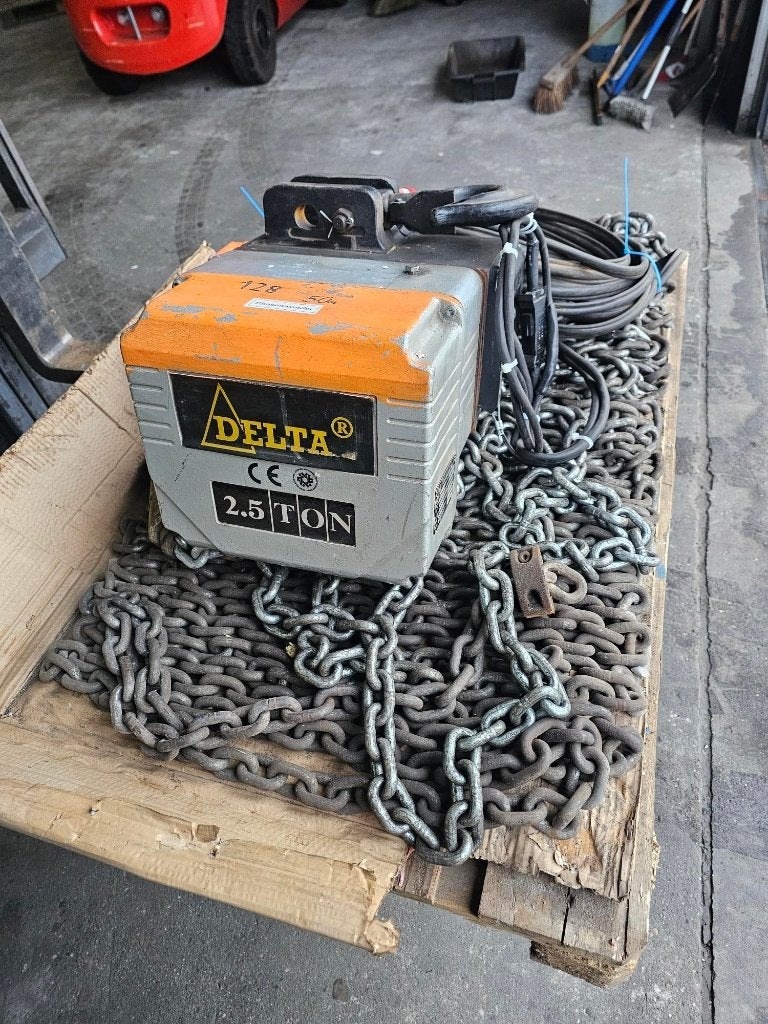 Delta elektrische takel 2,5 ton 50M hijshoogte 2 snelheden, Ophalen, Gebruikt, Delta, Nn