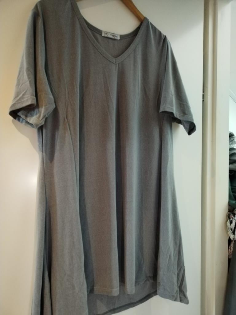 Magna grijs shirt met korte mouwen en V-hals, Maat 46/48 (XL) of groter, Ophalen of Verzenden, Korte mouw, Grijs