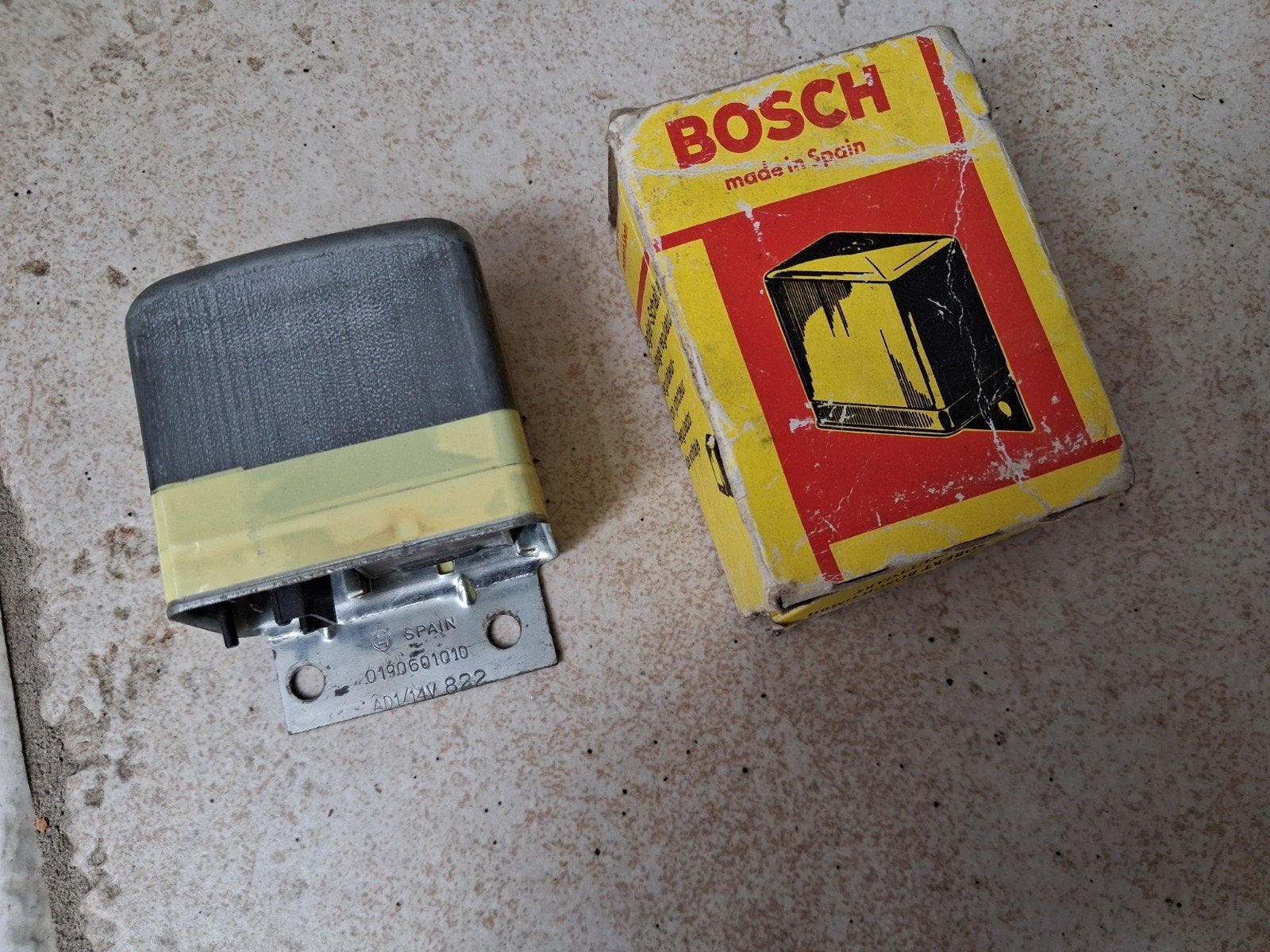 Bosch 12V Spanningsregelaar - Nieuw in doos, Ophalen of Verzenden, Nieuw, Universele onderdelen