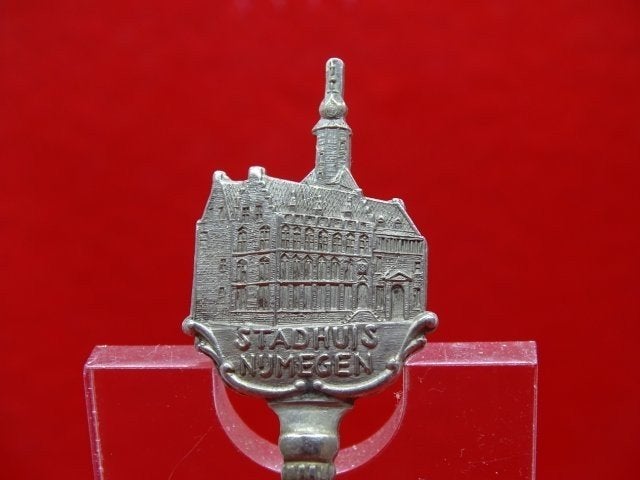 Lepeltje: Nijmegen Stadhuis, Verzenden
