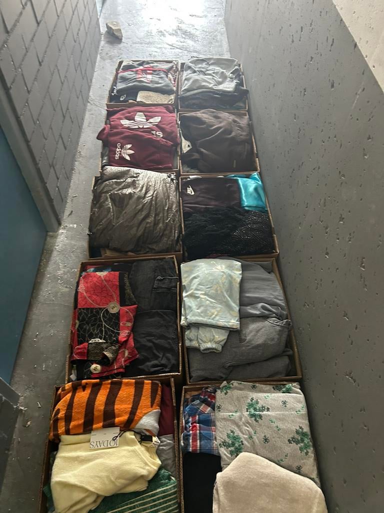 Mooi 10 dozen rommelmarkt kleding meer dan 150 dtuks, Ophalen, Zo goed als nieuw