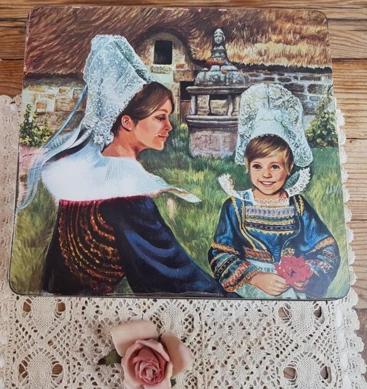 Frans brocante blik, klederdracht Bretagne, Les Bretonnes, Verzamelen, Blikken, Ophalen of Verzenden, Gebruikt, Koek(jes), Overige merken