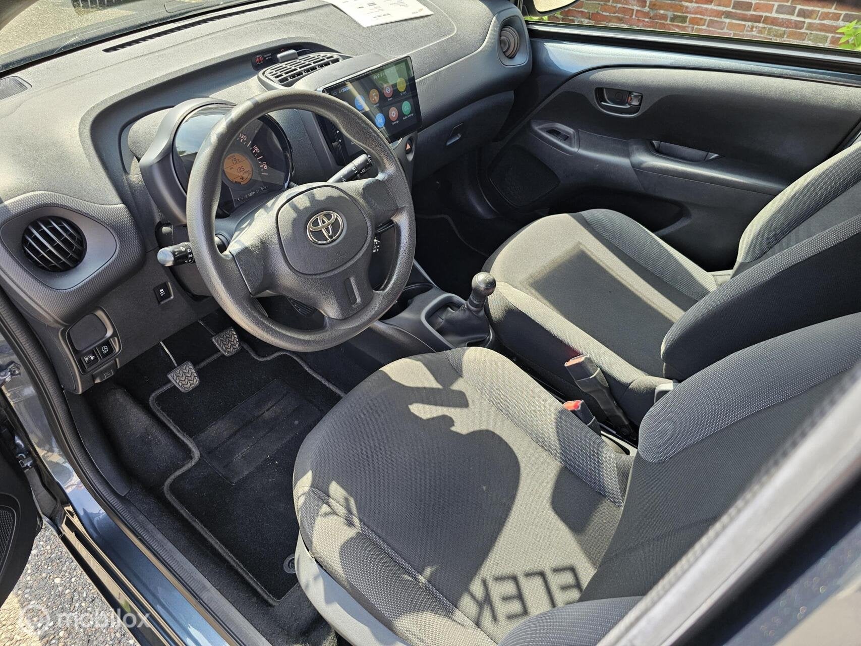 Toyota Aygo 1.0 VVT-i x-fun I Airco I Navigatie I Elektr.-pa, Voorwielaandrijving, Gebruikt, Euro 6, 4 stoelen