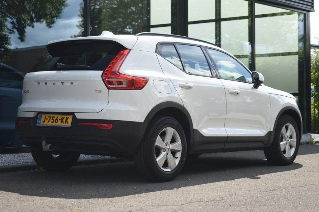 Volvo XC40 T2 129pk Aut. Momentum Core | Trekhaak | Camera |, Gebruikt, 24 maanden, Wit, Origineel Nederlands