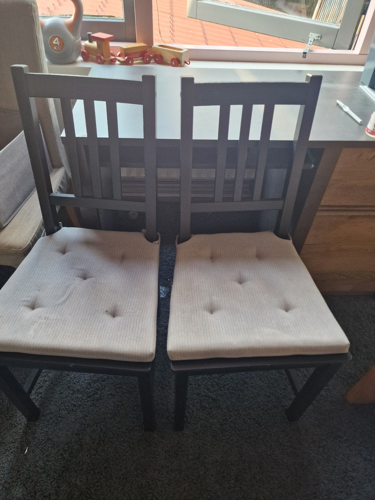 Twee donkere stoelen met lichte kussentjes, Gebruikt, Twee, Zwart, Ophalen of Verzenden