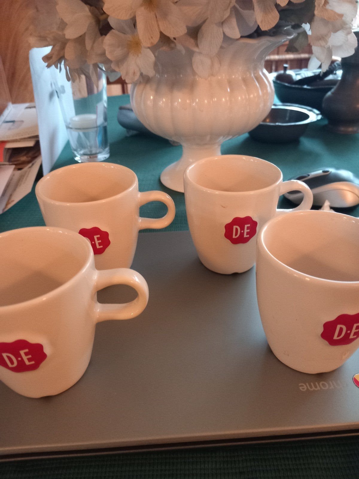 4 MOKKEN DOUWE EGBERTS & 4 GEBAKS SCHOTELS D.E., Verzenden, Zo goed als nieuw, Overige stijlen, Kop(pen) en/of Schotel(s)