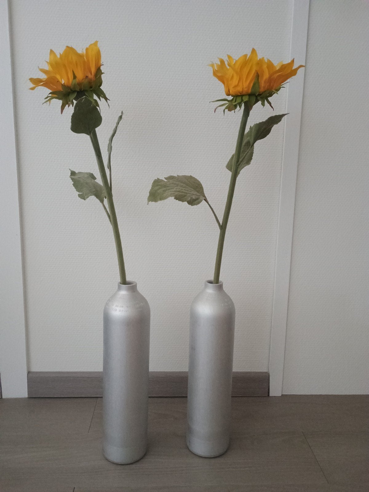 2x aluminium fles met kunstbloem, Huis en Inrichting, Woonaccessoires | Kunstplanten en Kunstbloemen, Ophalen, Binnen, Gebruikt