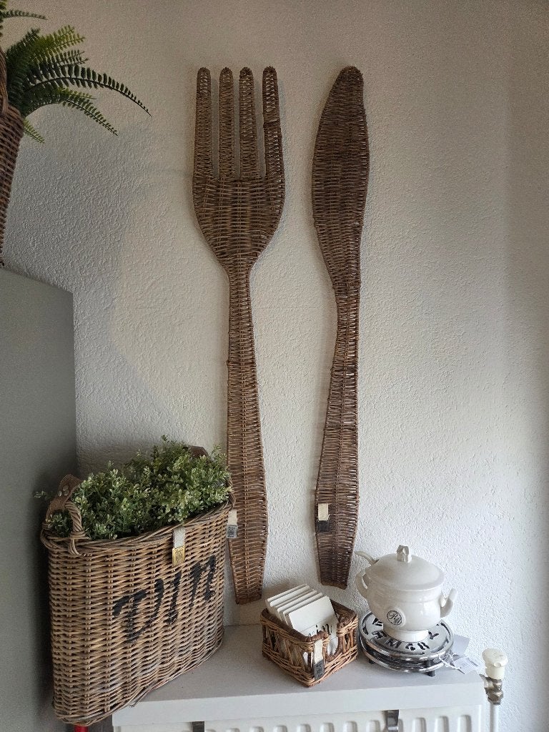Riviera maison  rattan  mes/vork  wand deco, Huis en Inrichting, Woonaccessoires | Wanddecoraties, Ophalen of Verzenden, Zo goed als nieuw