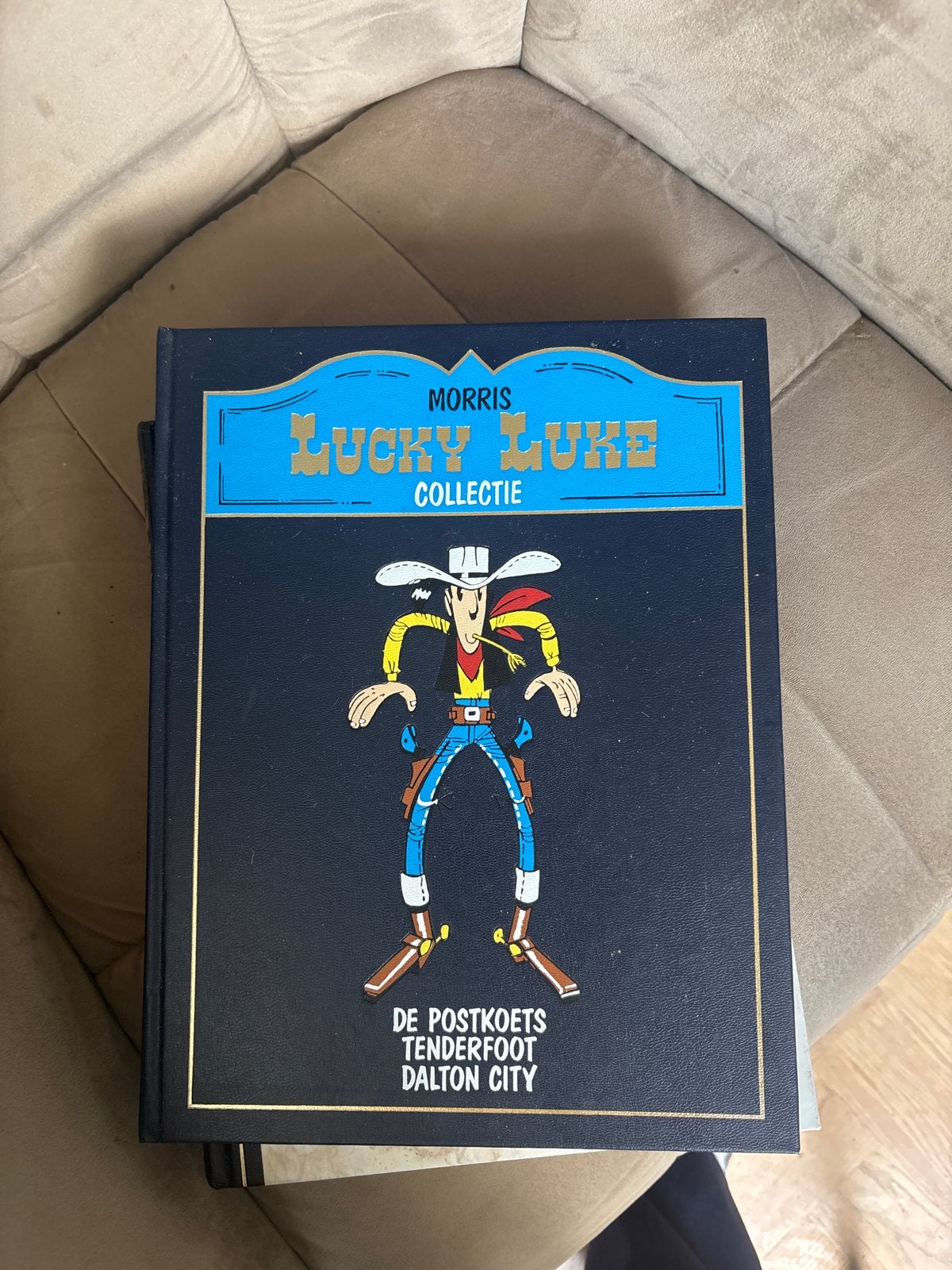 Lucky Luke Collectieboek - De Postkoets, Tenderfoot, Dalton, Eén stripboek, Ophalen, Zo goed als nieuw
