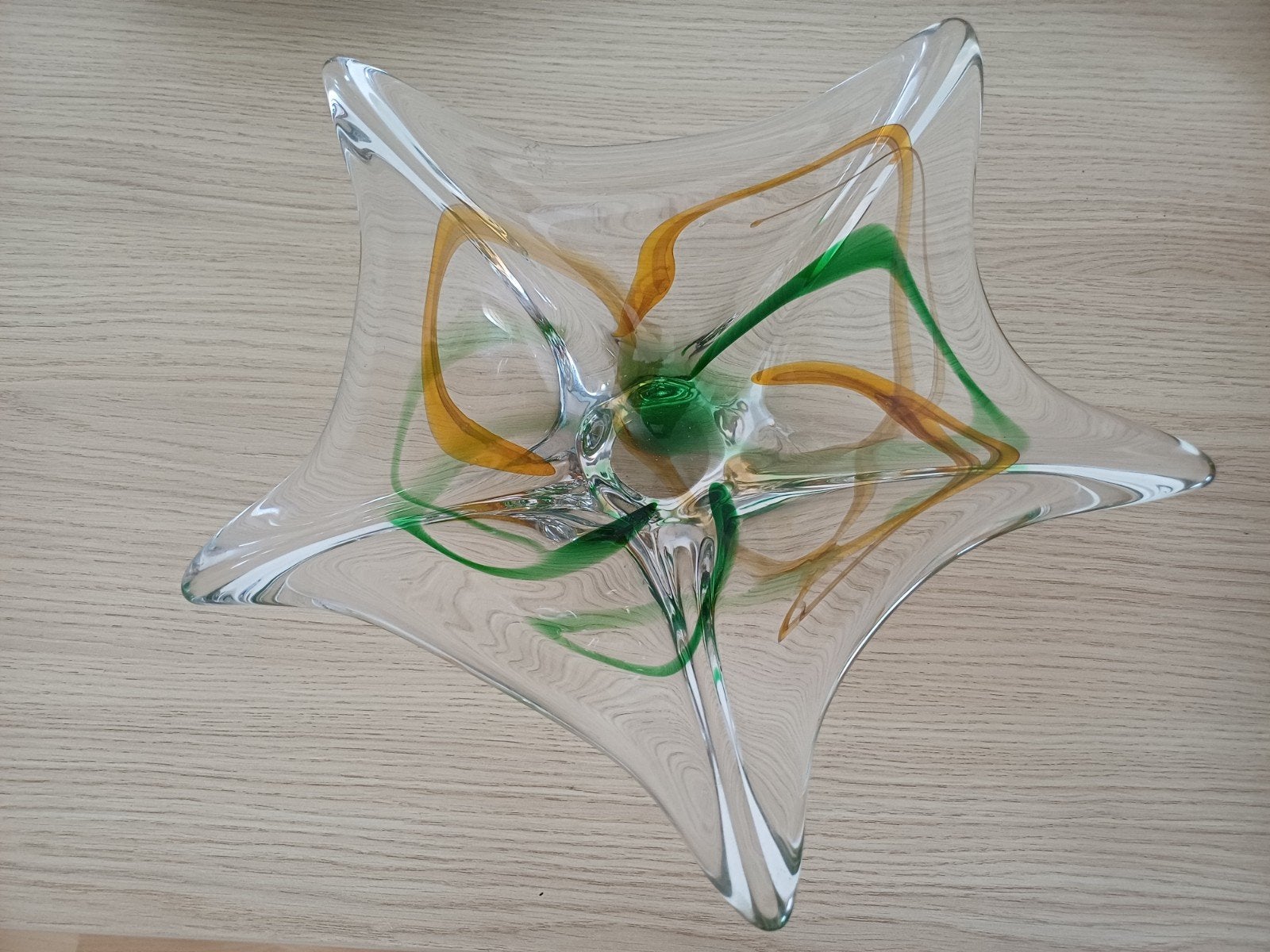 Glazen schaal in stervorm met groene en oranje accenten, Ophalen of Verzenden