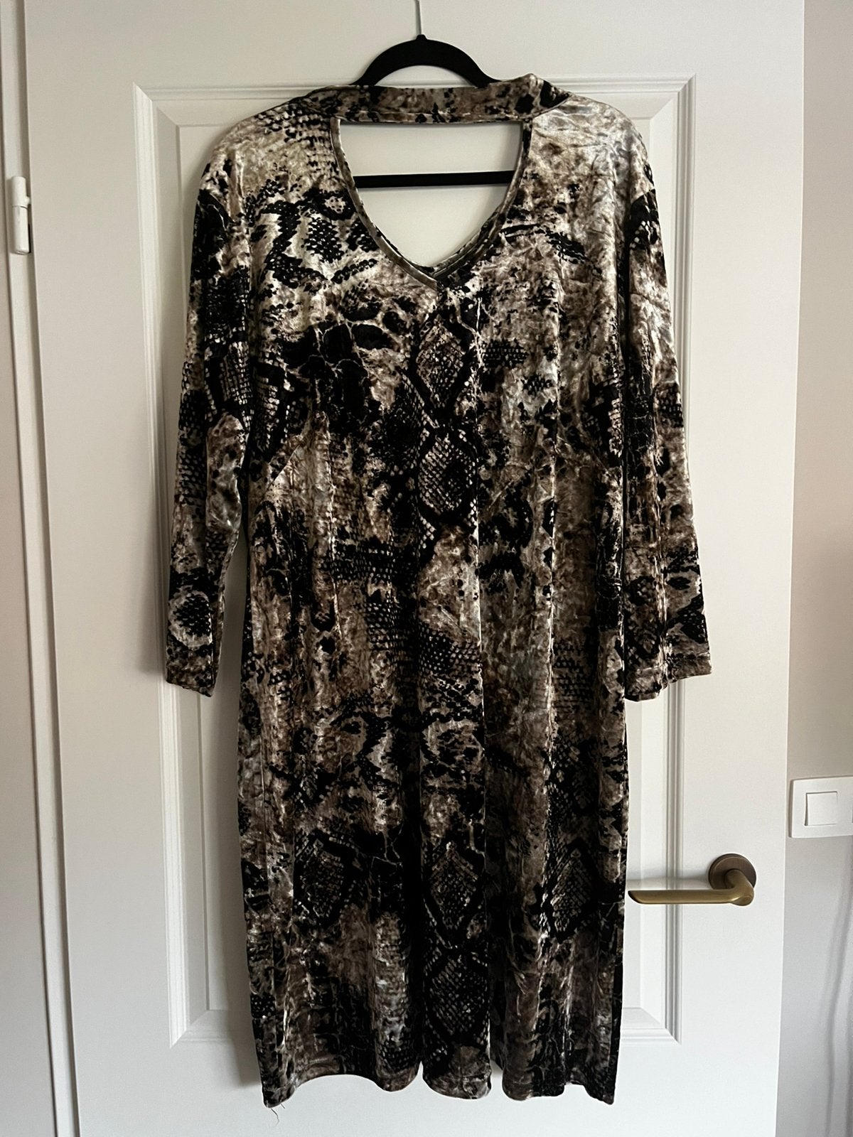 Ophilia fluwelen jurk met slangenprint | Maat 4, Kleding | Dames, Grote Maten, Ophalen of Verzenden, Zo goed als nieuw, Beige