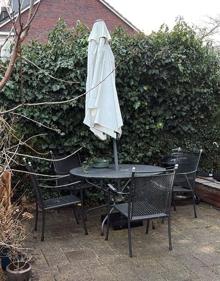 Metalen tuinset met 4 stoelen en parasol, Gebruikt, Ophalen of Verzenden, Tuinset, Eettafel