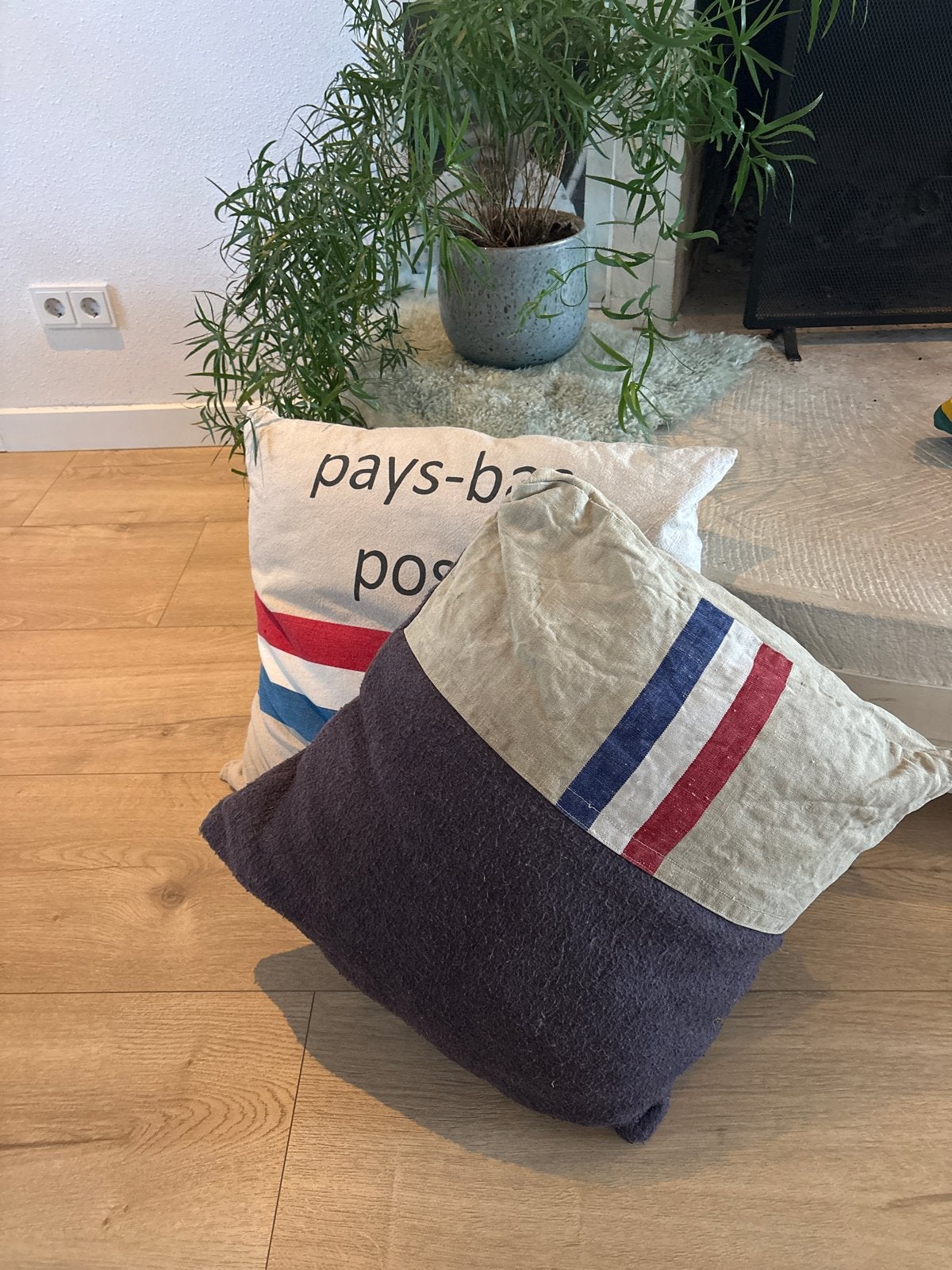 2 unieke kussens met PostNL print, waarvan 1 van postzak, Gebruikt, Meerkleurig, Met print, Vierkant