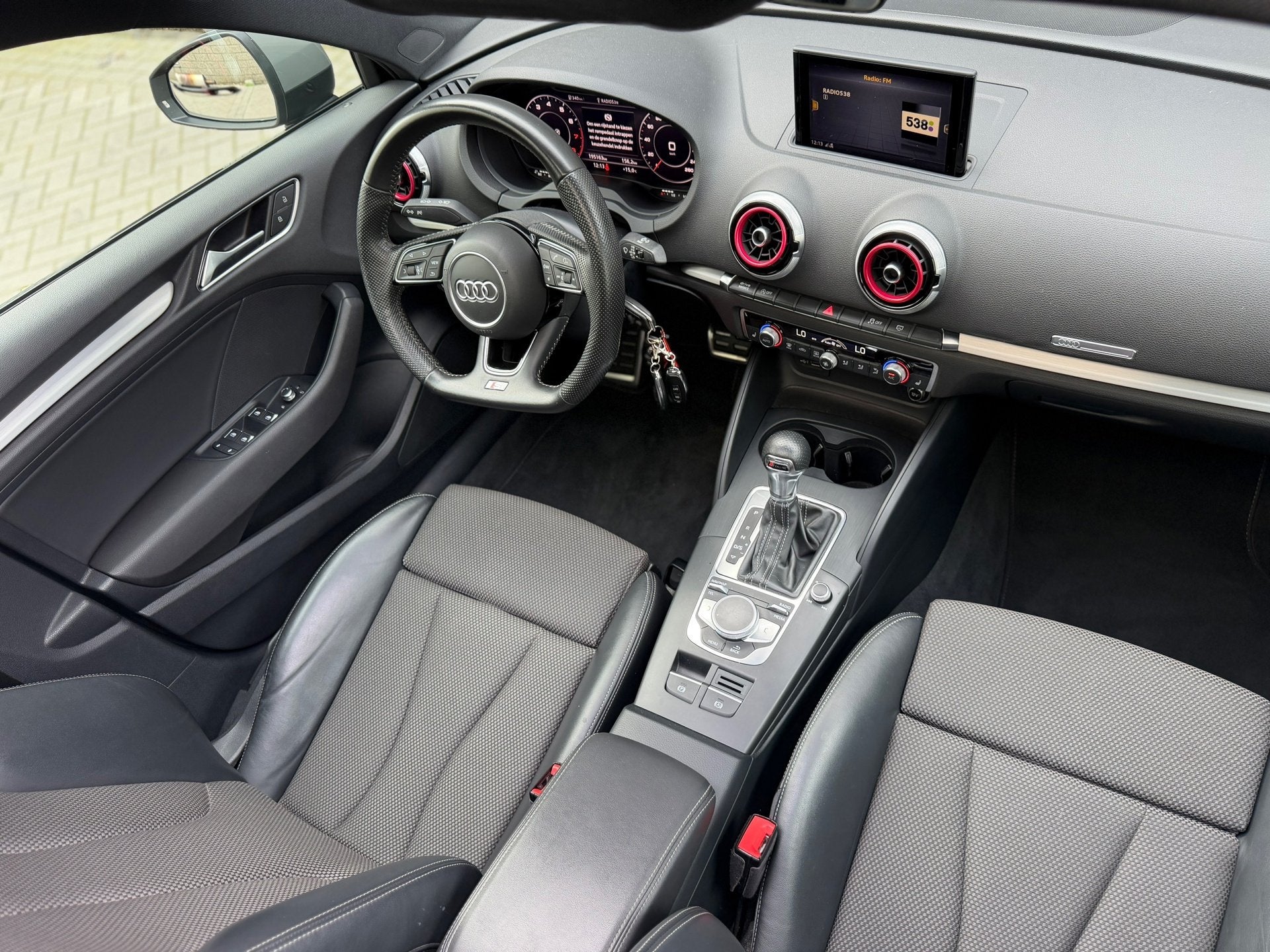 Audi A3 Limousine 35 TFSI Sline Advance Panorama Sport Virtu, Auto's, Dealer onderhouden, 4 cilinders, 150 pk, Leder en Stof