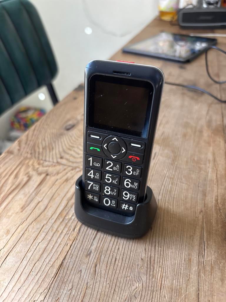 Fysic senioren telefoon met oplaadstation, Gebruikt, Geen camera, Ophalen of Verzenden, Klassiek of Candybar