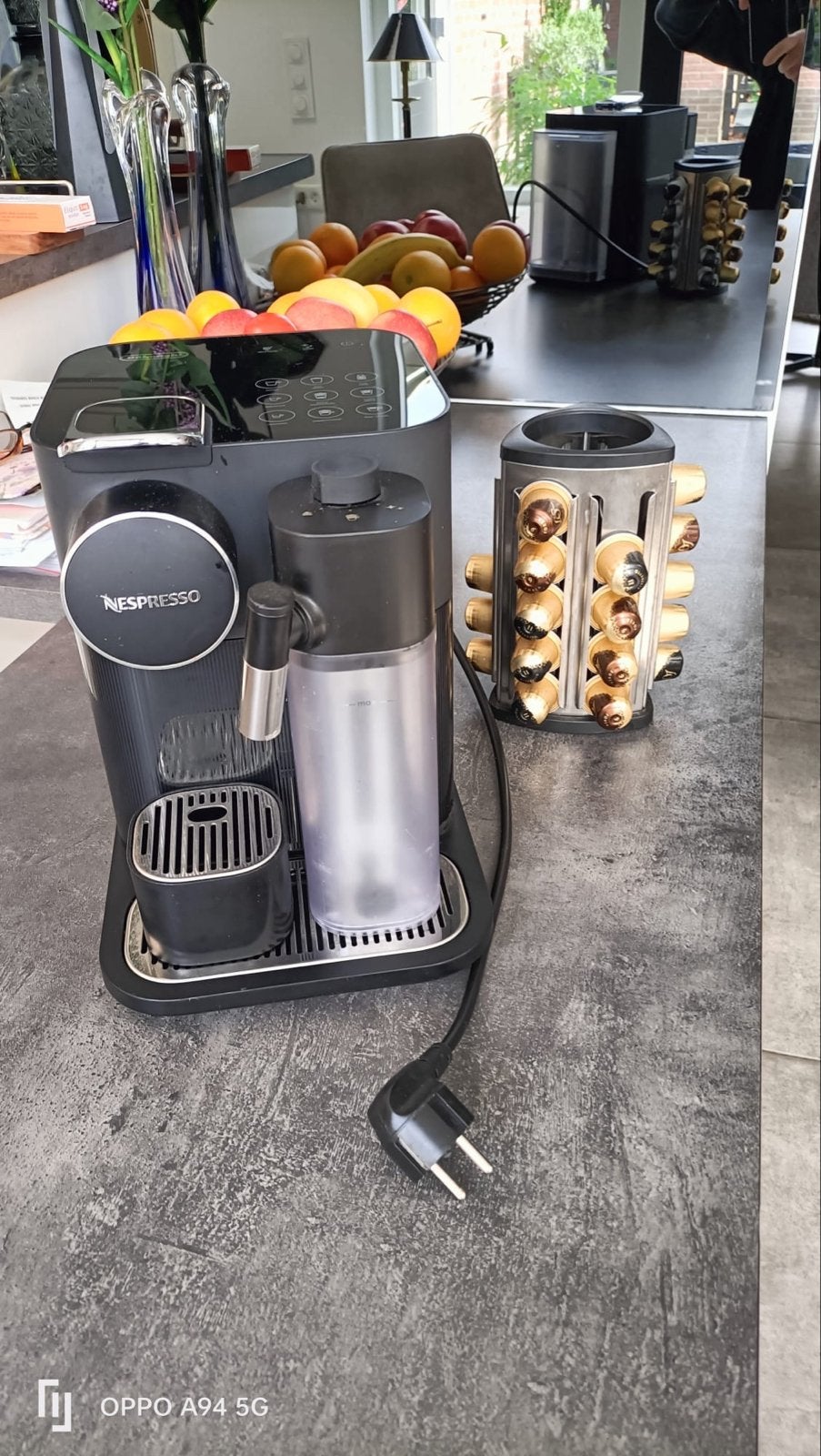 Nespresso De'Longhi Lattissima One EN500.B - Zwart, Koffiemachine, Ophalen of Verzenden, Zo goed als nieuw, 2 tot 4 kopjes
