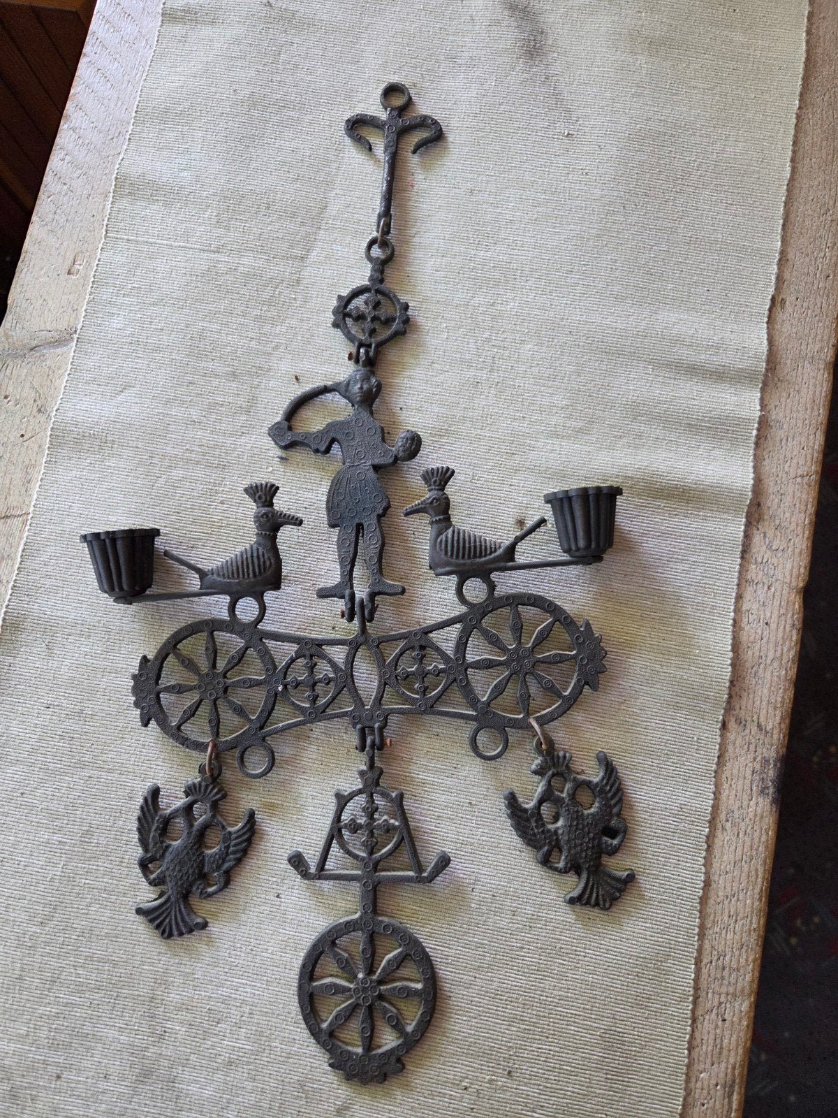 Antieke gietijzeren kandelaar met figuren en vogels, Ophalen of Verzenden, Koper of Brons