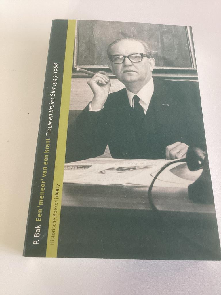 P. Bak - Een 'meneer' van een krant Trouw en Bruins Slot, Ophalen of Verzenden, 20e eeuw of later, Zo goed als nieuw