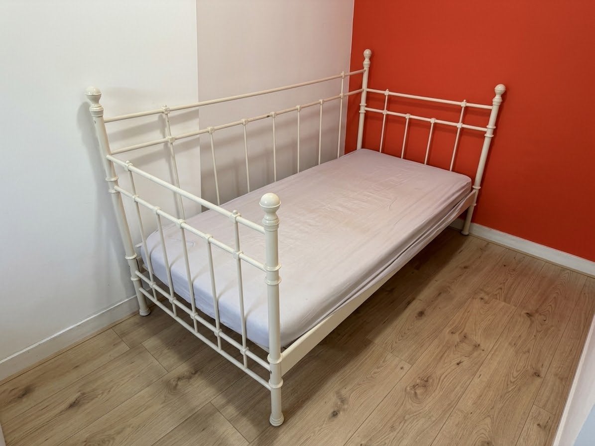 Furniture- Metal single bed(without Mattress), Ophalen, Eenpersoons, Wit, Zo goed als nieuw