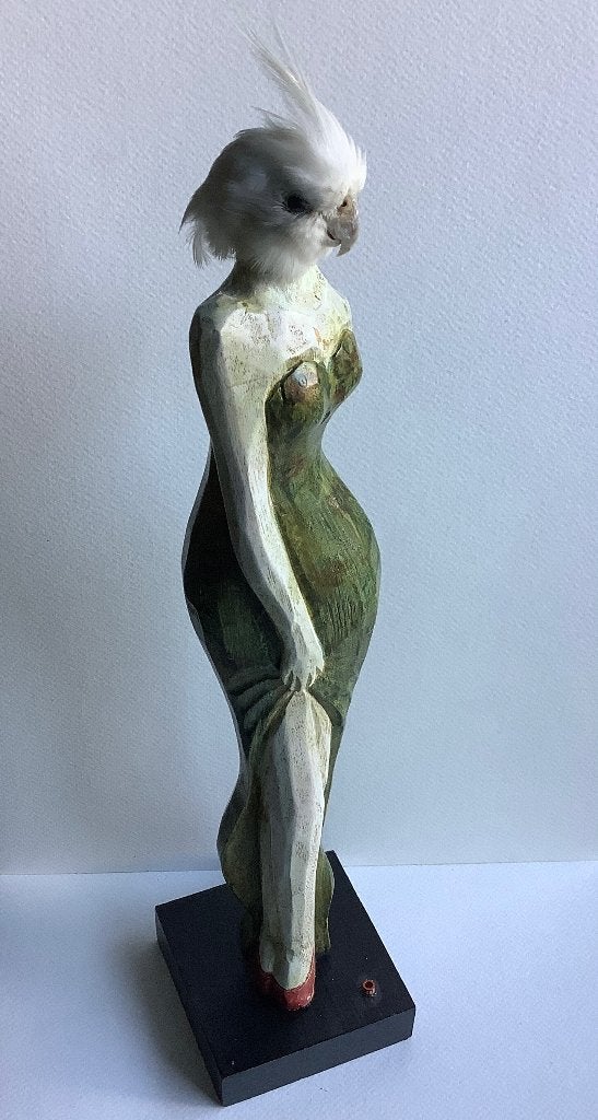 Opgezette parkiet kopje op houten vrouwenbeeld gezet + ring, Ophalen of Verzenden, Vogel, Opgezet dier