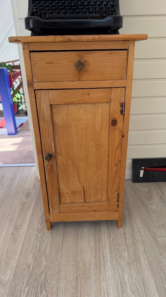 Vintage houten nachtkastje, grenenhout, Ophalen, Gebruikt, Minder dan 45 cm, 70 cm of meer