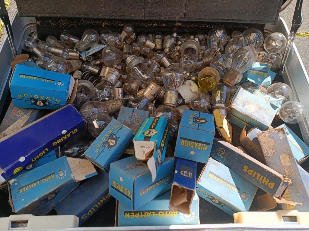 Koffer vol met vintage gloeilampen, Miradior en Philips, Auto-onderdelen, Ophalen, Nieuw
