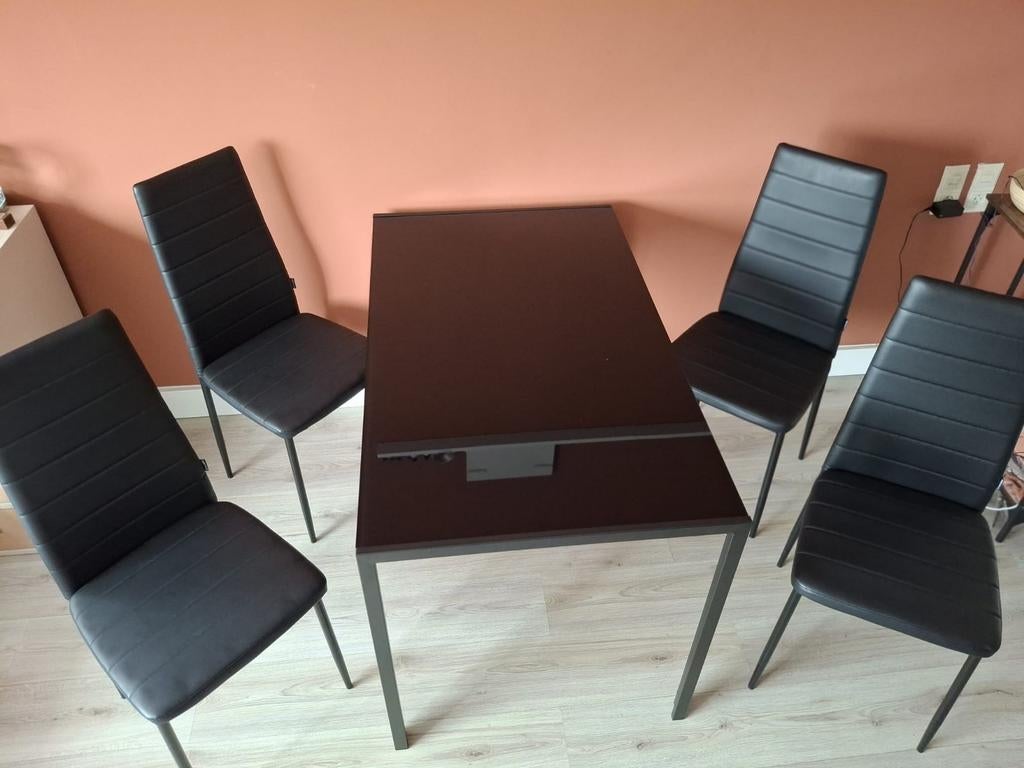 Tafel met 4 stoelen, Ophalen, Zo goed als nieuw