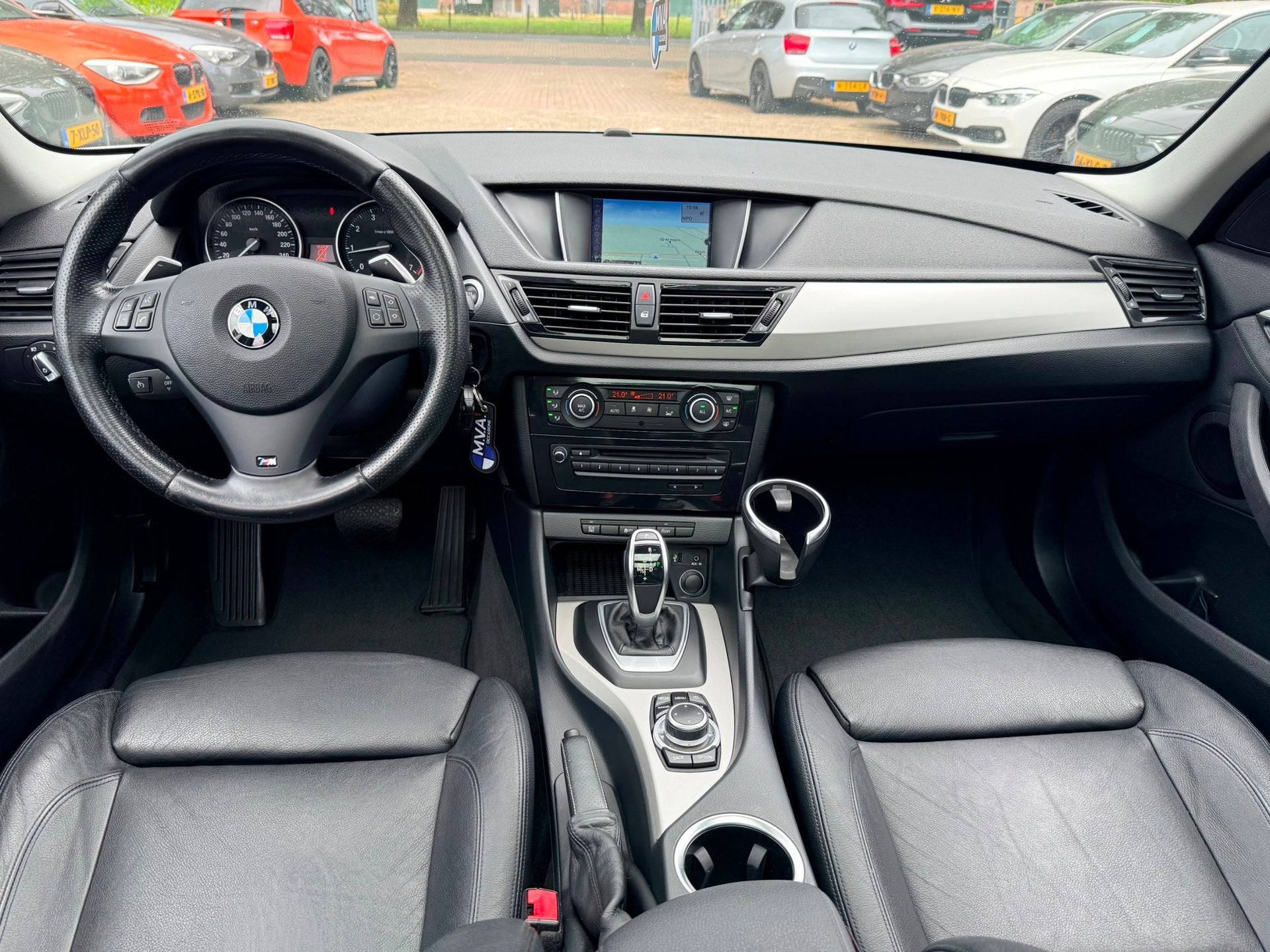 BMW X1 SDrive20i Upgrade Edition Sport|Nieuwe Ketting|Panora, Auto's, Euro 5, Zwart, 4 cilinders, Wit