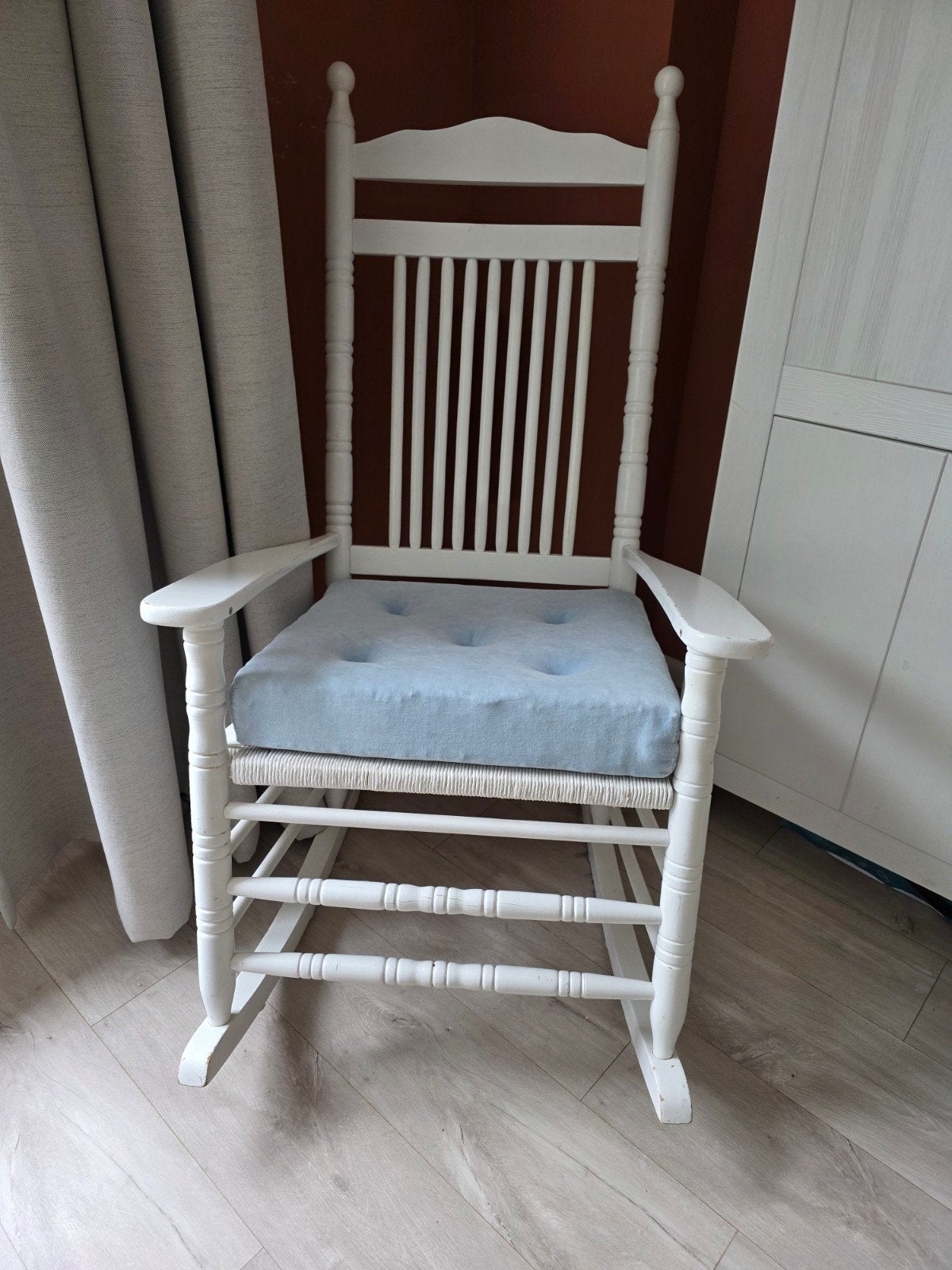 Witte Schommelstoel met Kussen  Kan een likje verf gebruiken, Huis en Inrichting, Stoelen, Ophalen, Gebruikt, Wit, Stof