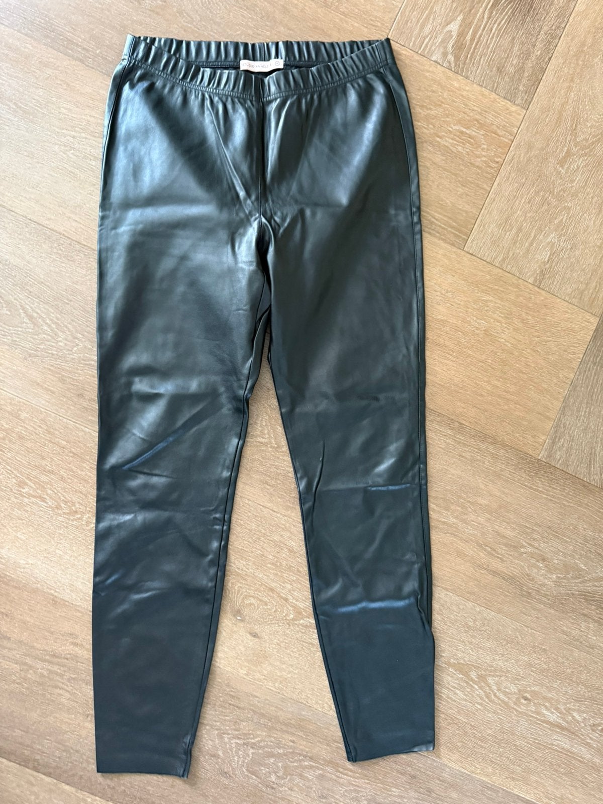 Studio Anneloes * mooie lederlook broek ( maat M), Maat 38/40 (M), Verzenden, Zwart, Zo goed als nieuw
