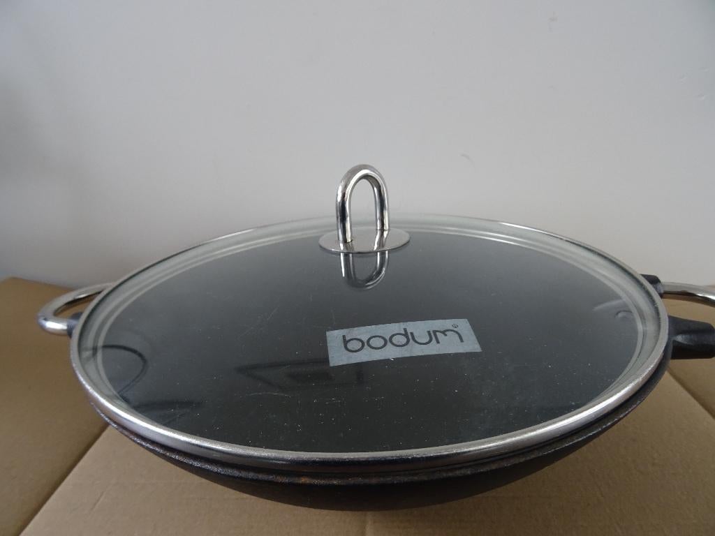 Bodum wokpan met deksel gietijzeren wok zware kwaliteit, Huis en Inrichting, Ophalen of Verzenden, Gebruikt, Gietijzer, Wok