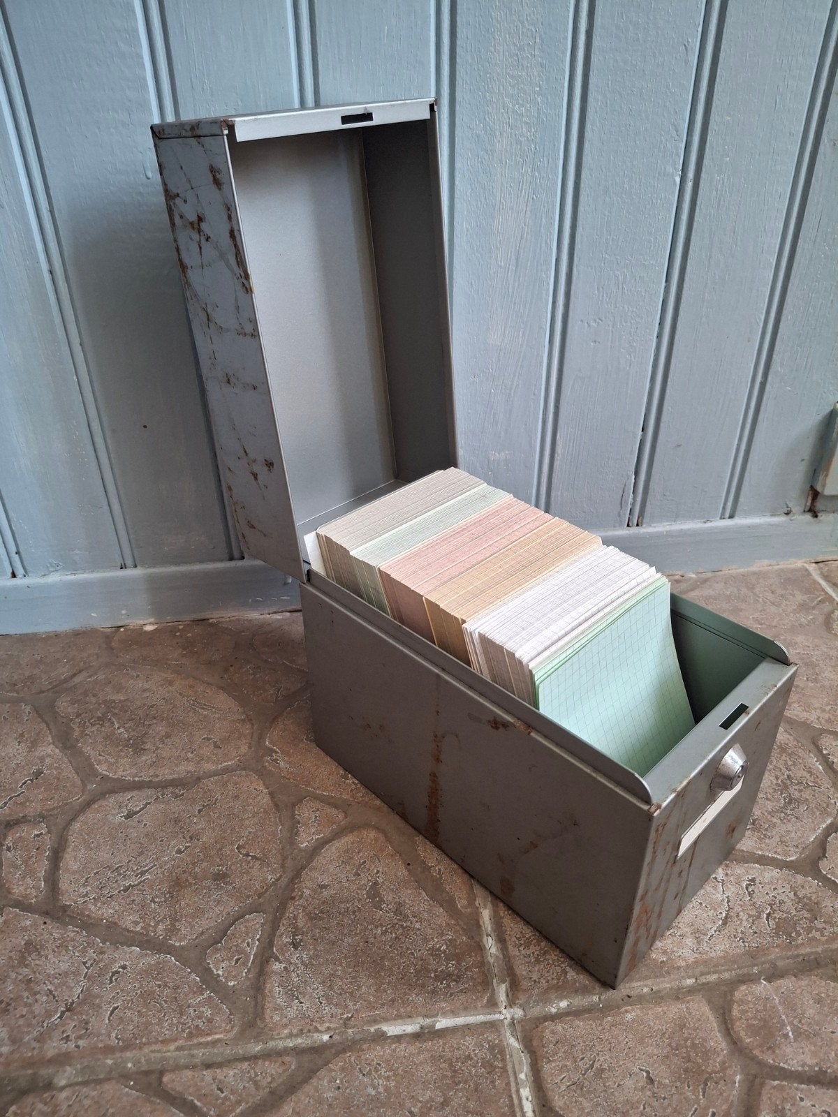 Vintage metalen archiefdoos met kaarten, Ophalen of Verzenden