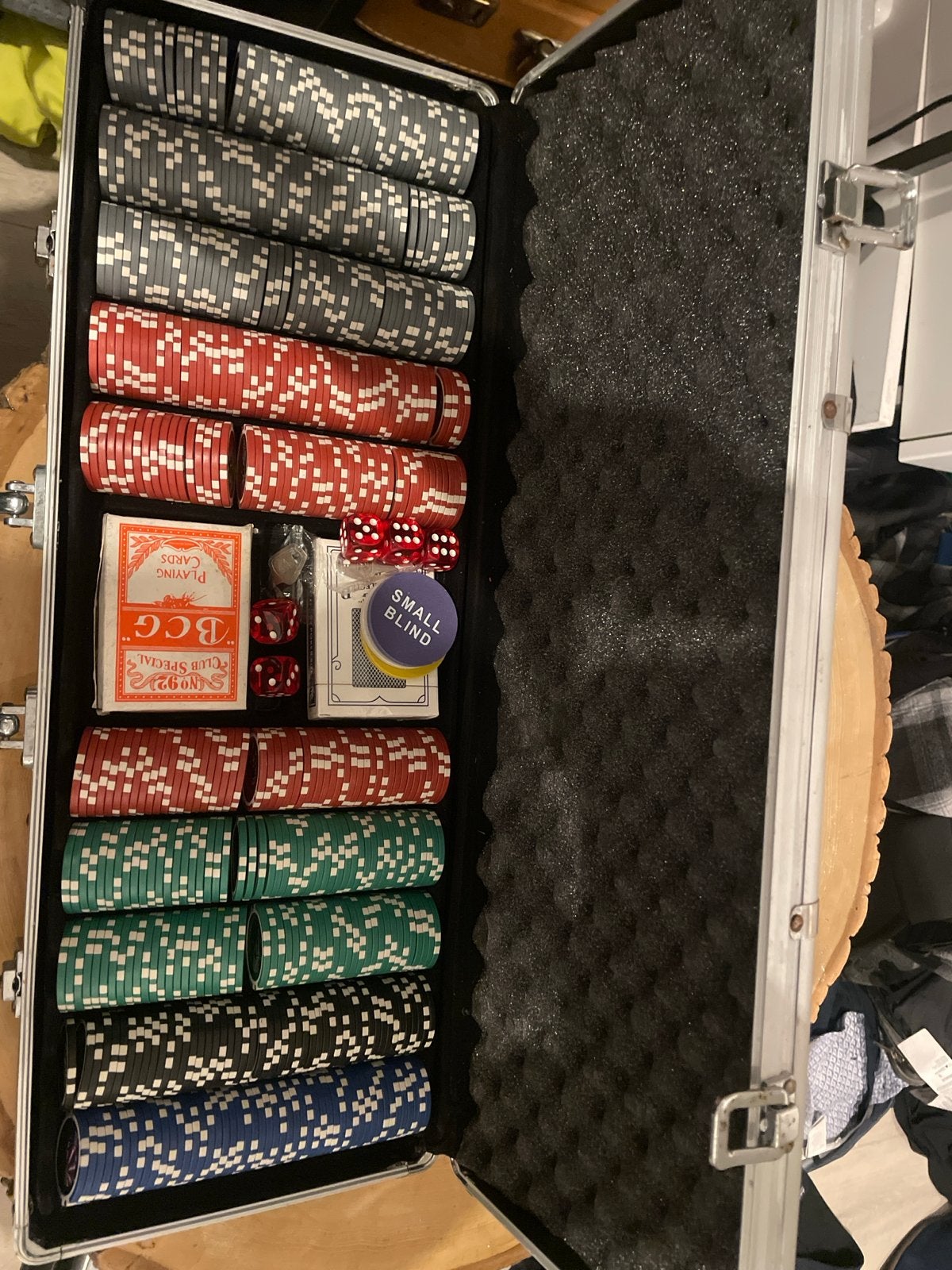 Pokerset met 500 fiches, kaarten en dobbelstenen, Drie of vier spelers, Ophalen of Verzenden, Gebruikt