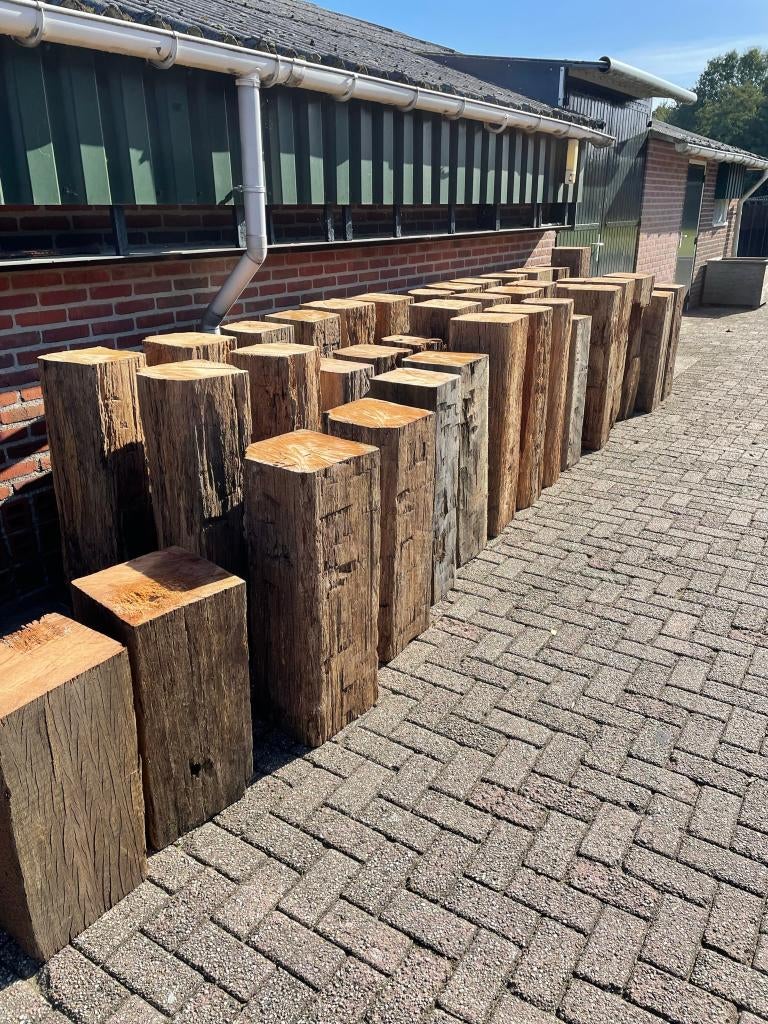 grote voorraad houten sokkels, Ophalen