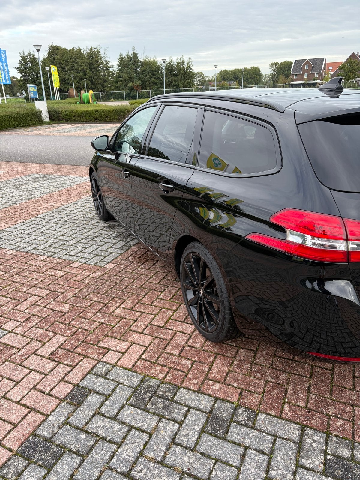 Foto 3 van Peugeot 308 1.2 E-thp 130pk 2015 Zwart LEKT KOELVLOEISTOF