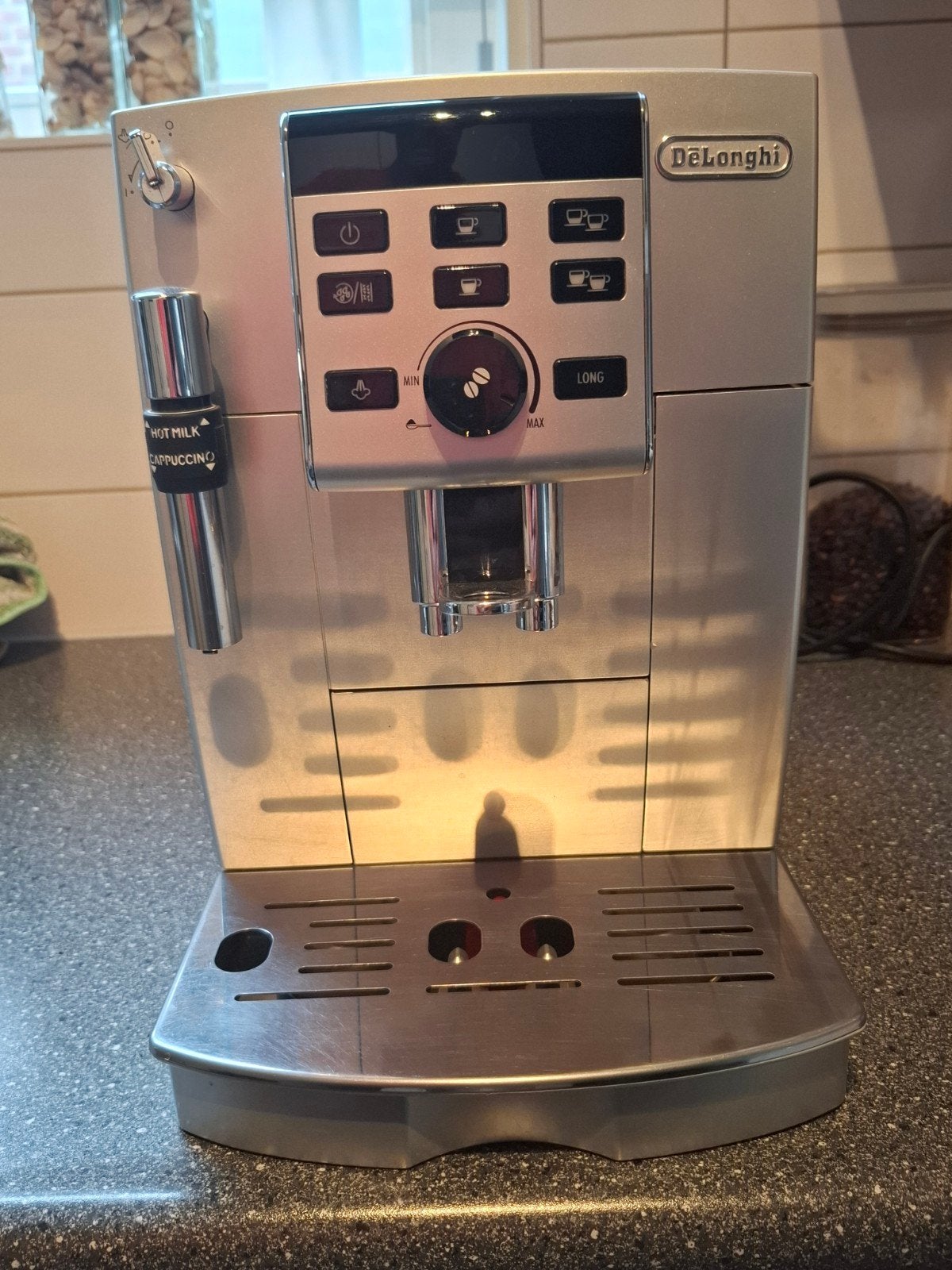 DeLonghi Magnifica S ECAM 22.110.B, Gebruikt, Espresso apparaat, Koffiebonen, 2 tot 4 kopjes
